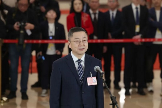 剛剛，馬新強董事長走上代表通道談“追光之路，久久爲功”